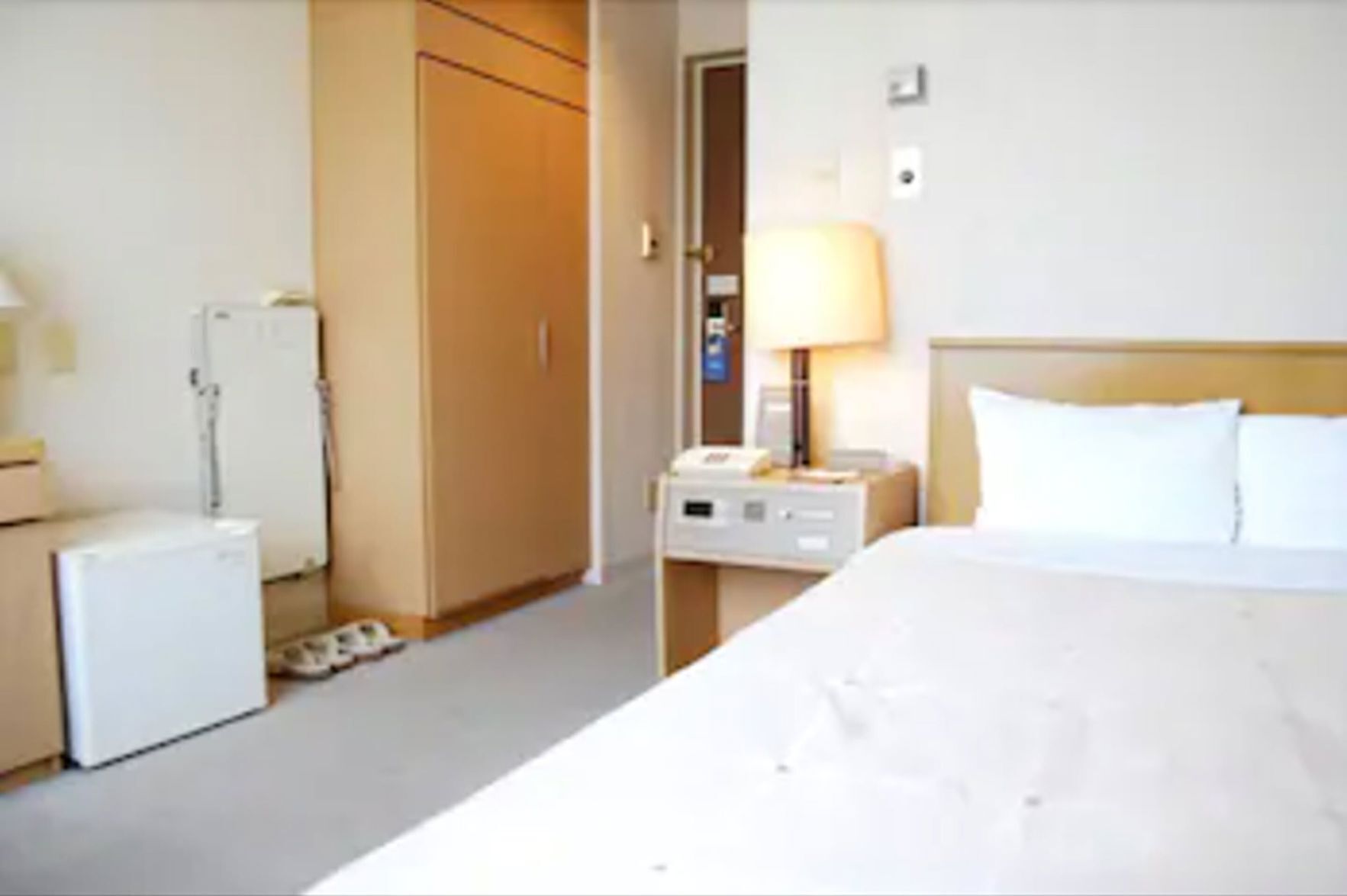 Desk, free wired Internet, bed sheets