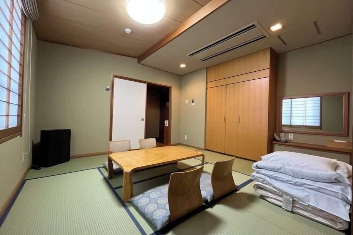 Desk, free wired internet, bed sheets