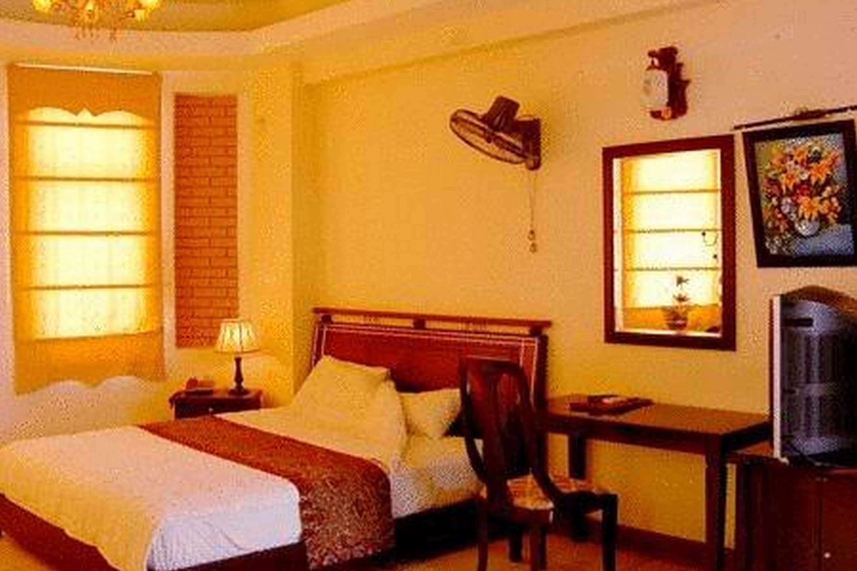 standard room | premium bedding, down duvets, pillow-top beds, minibar