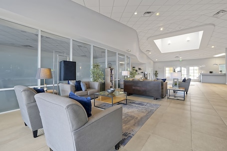 Sala de estar en el lobby. Encantada Resort Vacation Townhomes by IDILIQ