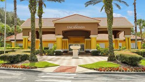 Entrada d'hotel amb un rètol que diu "ENCANTADA CLUBHOUSE" i un teulat de rajola.