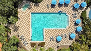 2 piscines extérieures, parasols de plage, chaises longues