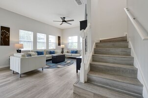 独特联排别墅, 4 间卧室, 私人游泳池 | 起居区 | 50-英寸液晶电视 （配备有线频道）、电视