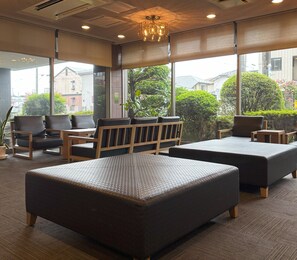 Lobby sitting area - Hotel Route Inn Ageo (Ageo)