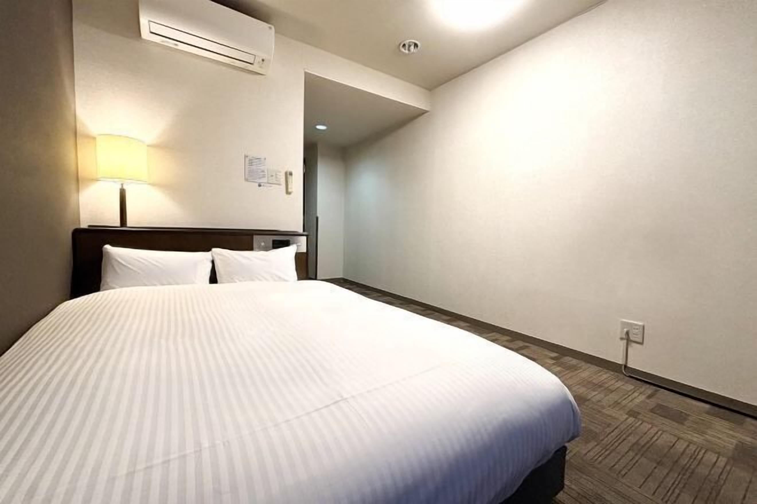 مكتب وواي فاي مجانًا وملاءات أسرّة