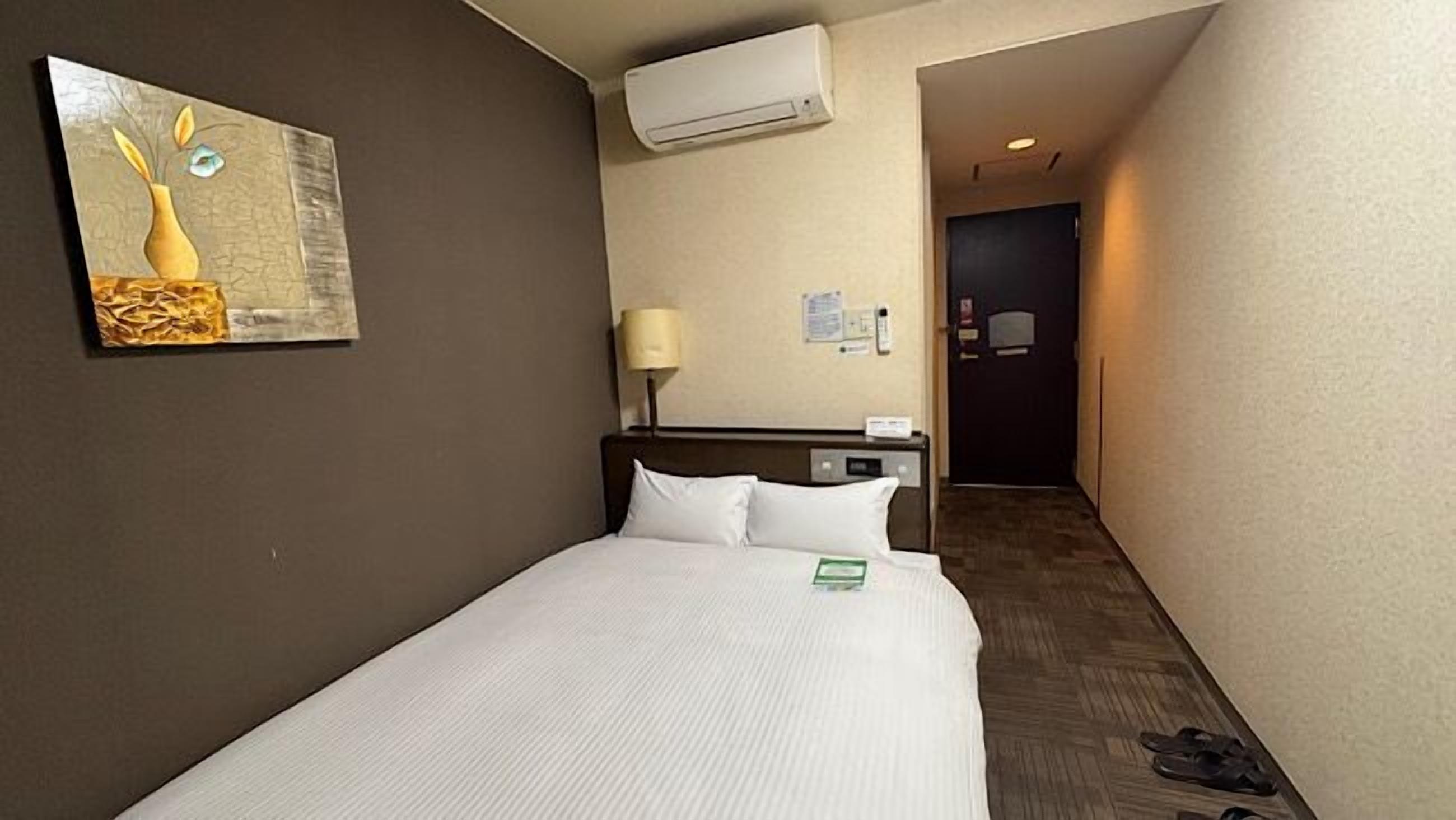 办公桌、免费 WiFi、床单