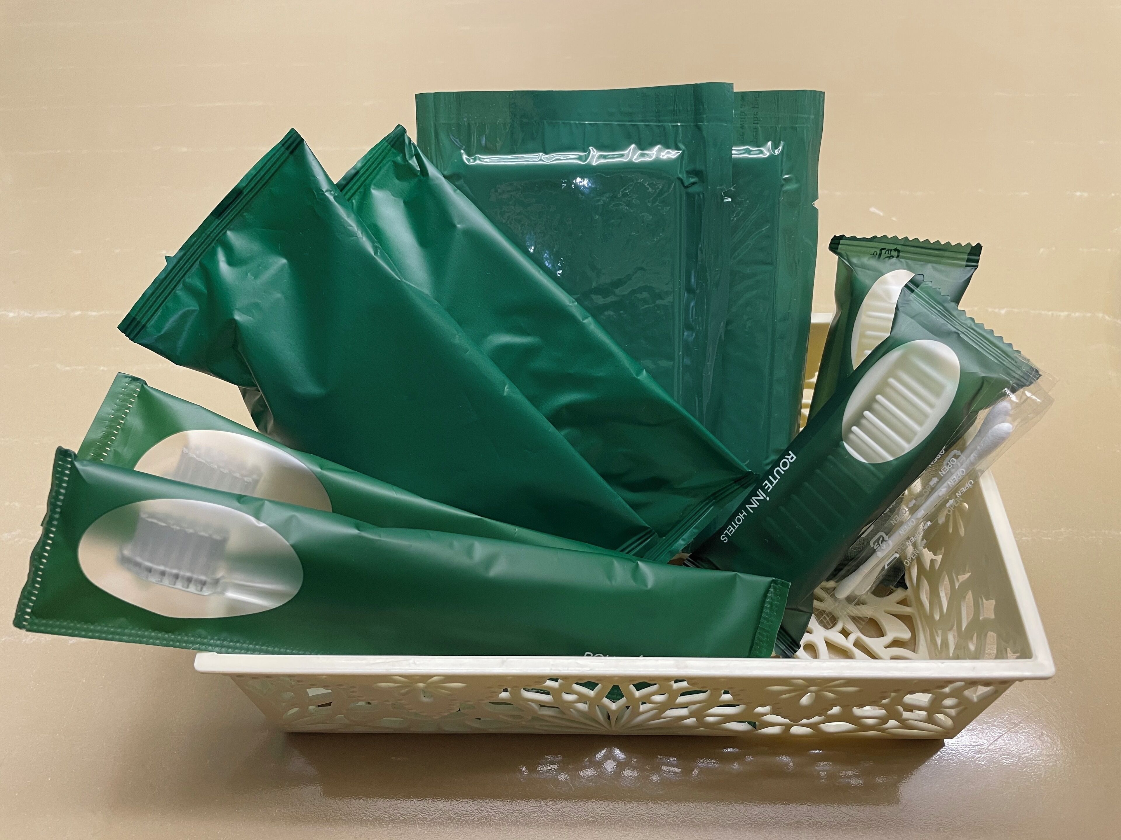 desk, free wifi, bed sheets