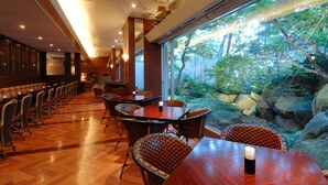 A restaurant with wooden flooring, high tables, and wicker chairs. - Kanazawa Manten Hotel Ekimae (Kanazawa)