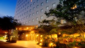 A hotel entrance with a modern design, featuring a glass facade and a well-lit pathway leading to the entrance. - Kanazawa Manten Hotel Ekimae (Kanazawa)