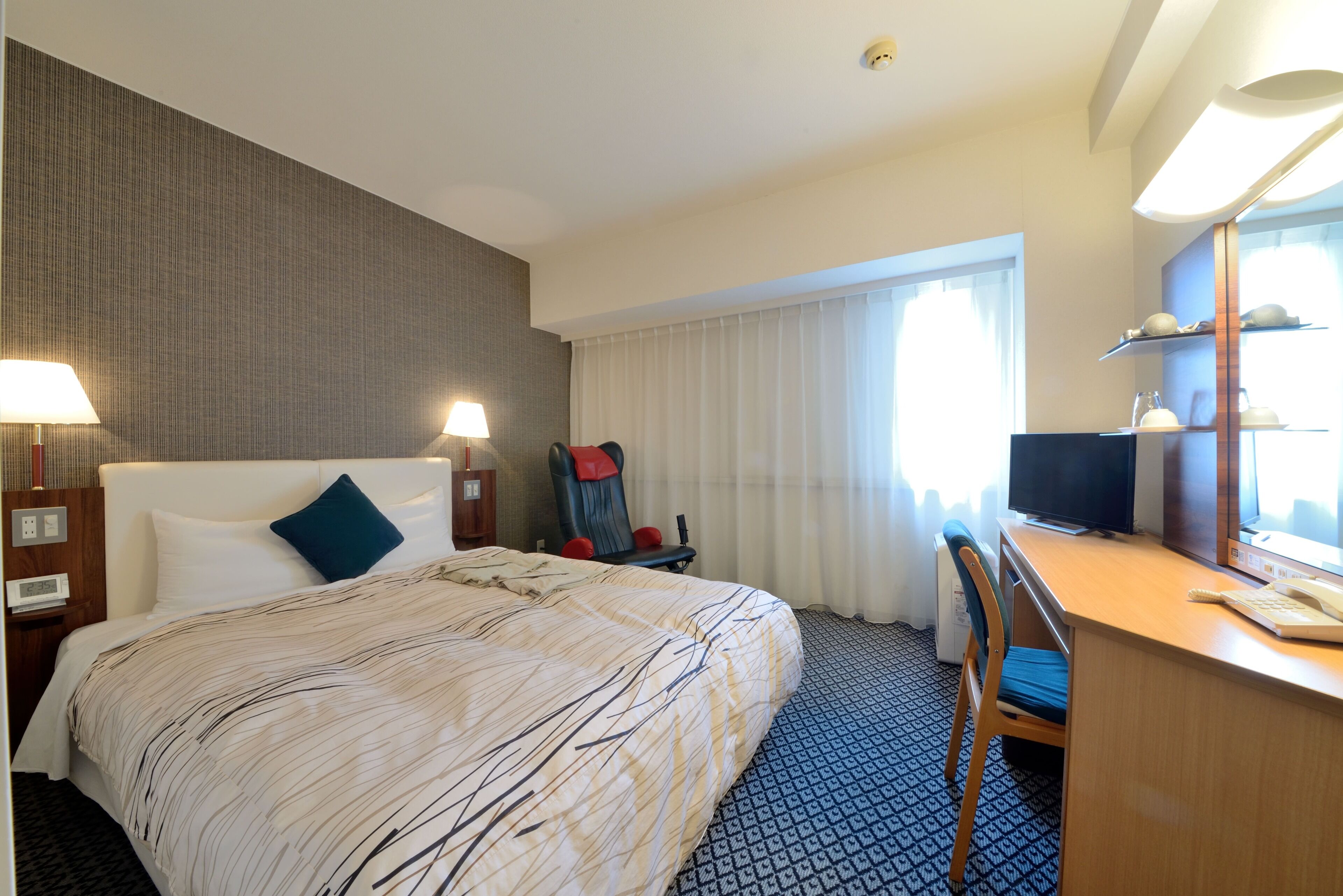 deluxe double room(17sqm), 1 double bed with massage chair, non smoking | premium bedding, down duvets, desk, free wifi