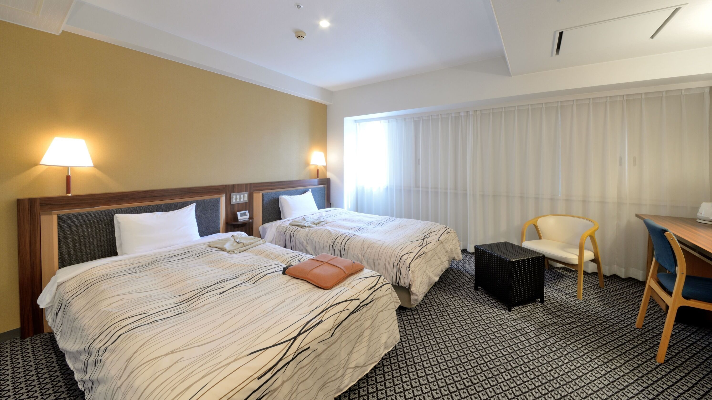 Bộ đồ giường cao cấp, chăn bông, bàn 