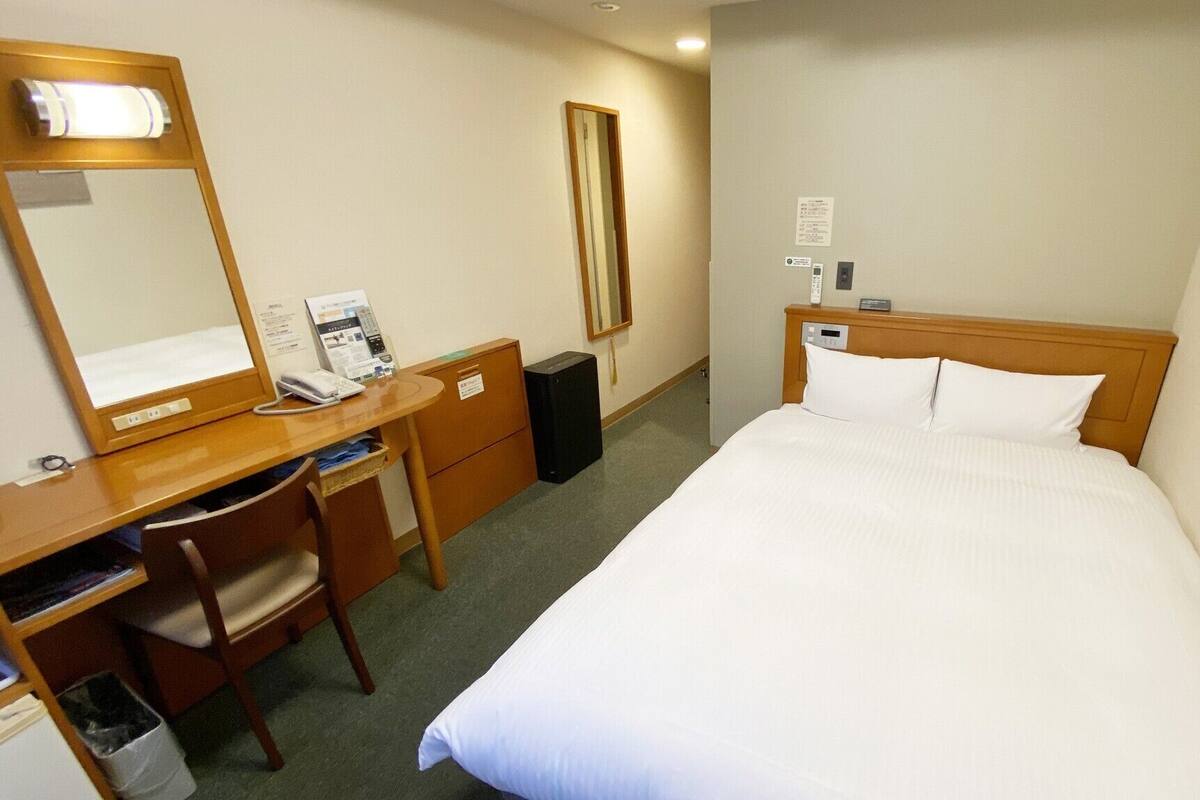Desk, WiFi (free), bed sheets
