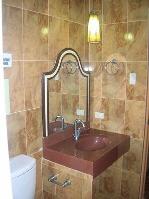 Douche, articles de toilette gratuits, chaussons, bidet