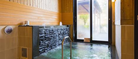 Sauna, steam room, hot springs/mineral springs