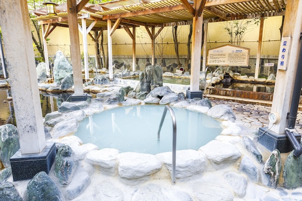 Sauna, steam room, hot springs/mineral springs