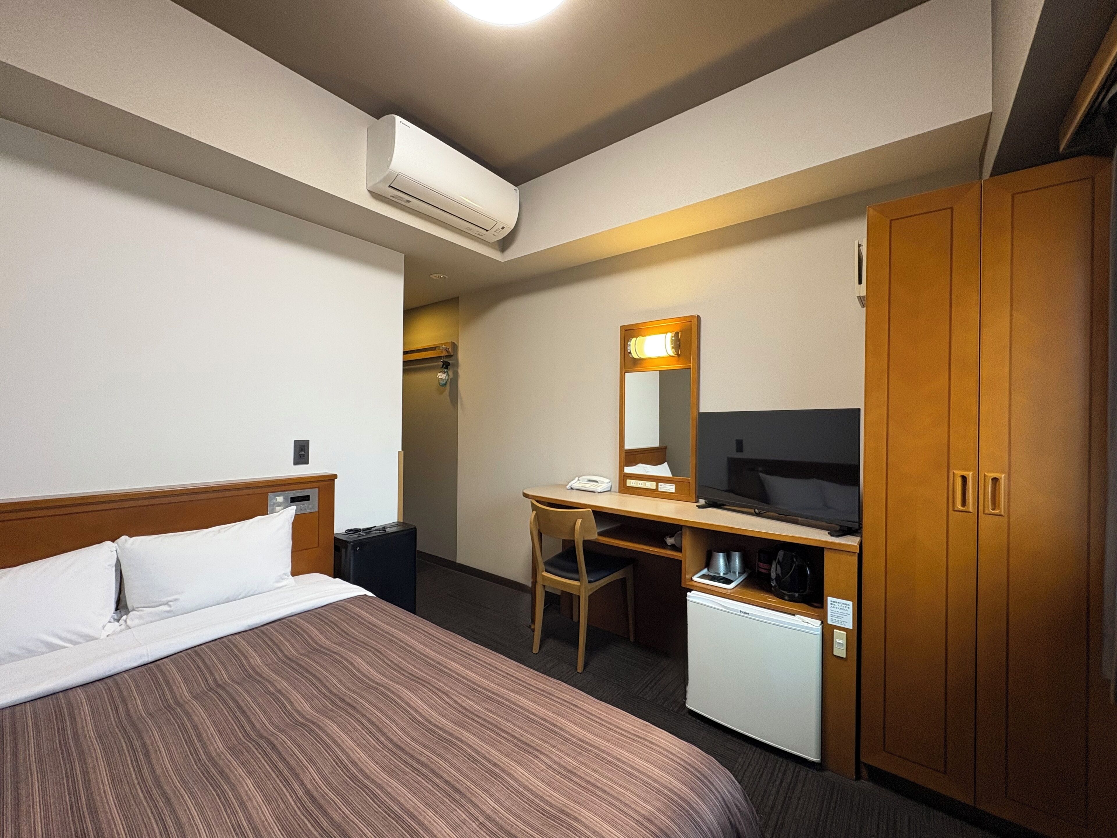 Desk, free WiFi, bed sheets