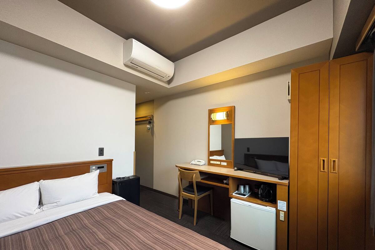Desk, WiFi (free), bed sheets