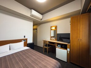 Escritorio, wifi gratis y ropa de cama