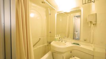 Combined shower/bathtub, free toiletries, hair dryer, slippers