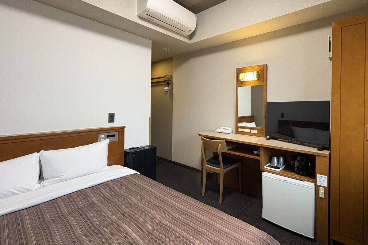 Desk, WiFi (free), bed sheets