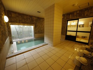 A bathroom with a large window, a bathtub, and a sink area. - Hotel Route Inn Honjo Ekiminami (Honjo)