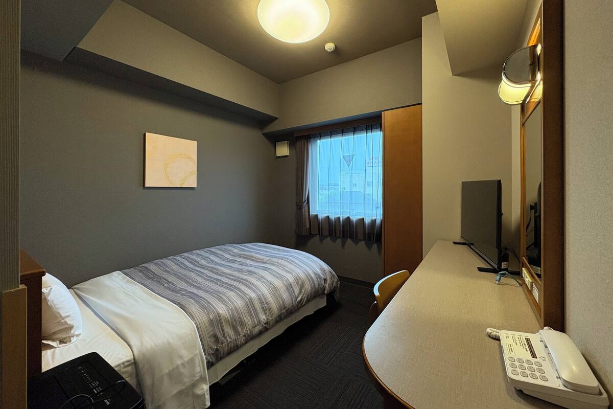 Desk, WiFi (free), bed sheets