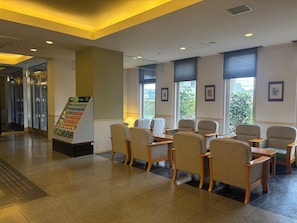 Lobby sitting area - Hotel Route Inn Honjo Ekiminami (Honjo)