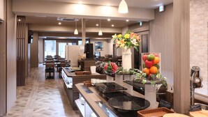 Un moderno vestíbulo de hotel con una larga recepción, área de estar y una exhibición de frutas.