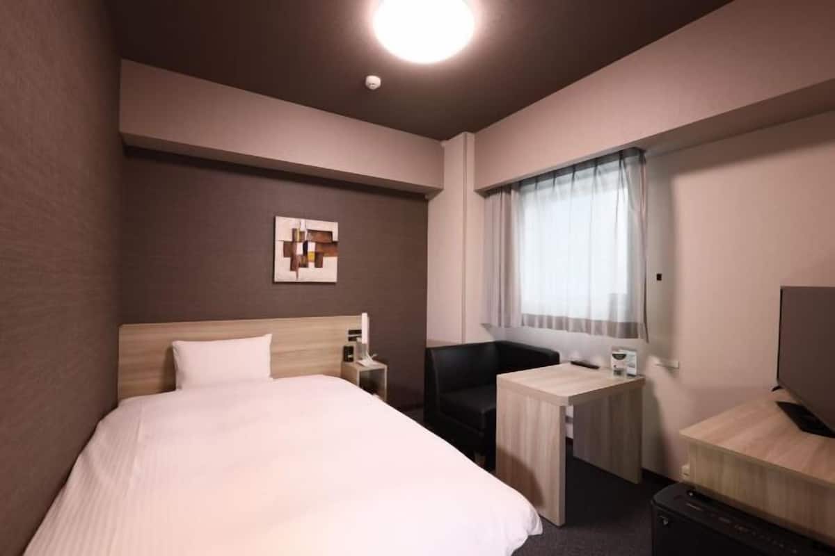 办公桌、免费 WiFi、床单