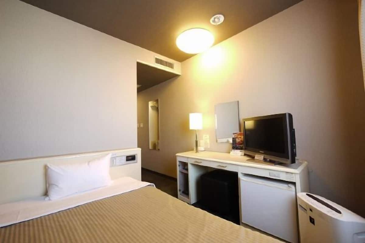 Escritorio, wifi gratis y ropa de cama