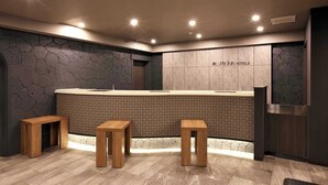 Una cocina moderna con una isla central, dos taburetes y un letrero que dice 'ROUTE INN HOTELS'.
