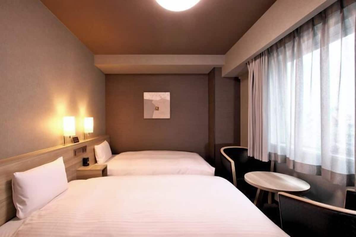 办公桌、免费 WiFi、床单