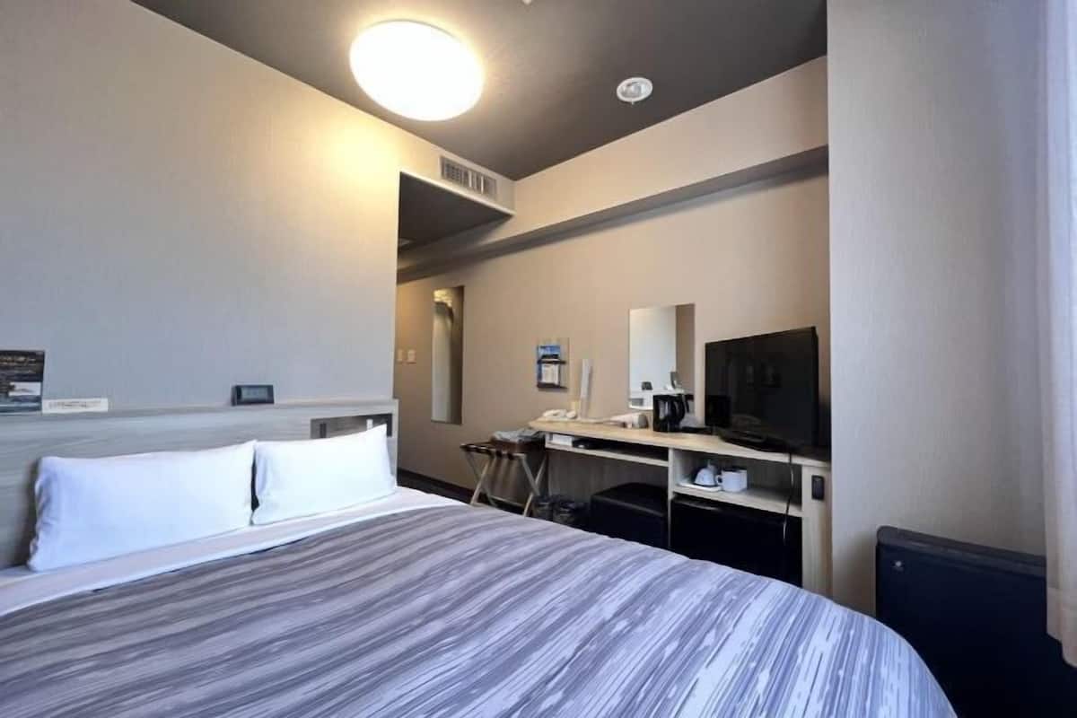Escritorio, wifi gratis y ropa de cama