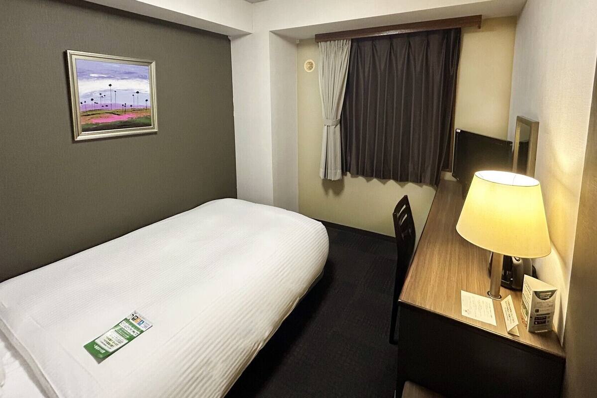 Desk, WiFi (free), bed sheets