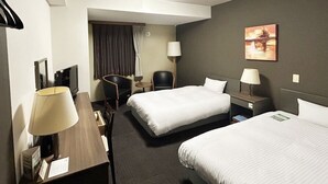 A hotel room with two beds, a desk, a chair, a TV, and a painting on the wall. - Hotel Route-Inn Itoigawa (Itoigawa)