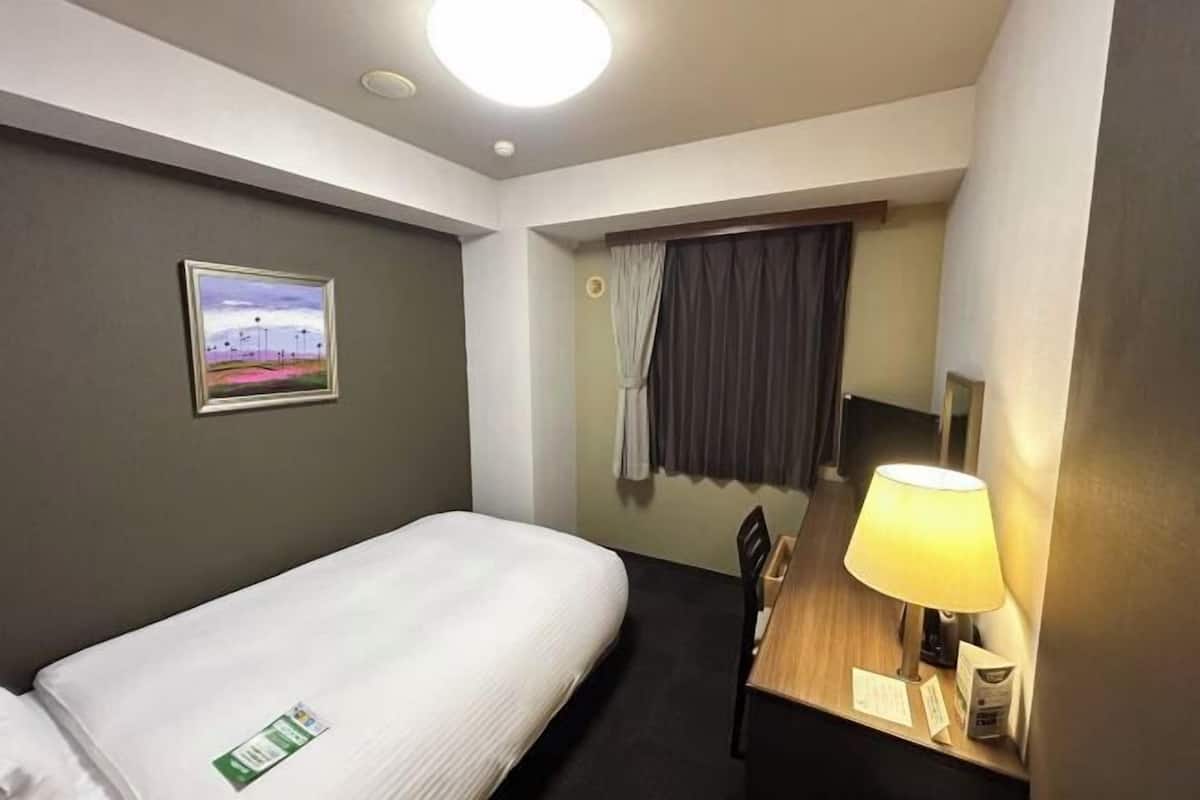 Escritorio, internet por cable gratis y ropa de cama