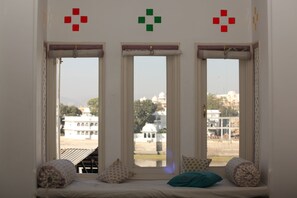 Iron/ironing board, bed sheets