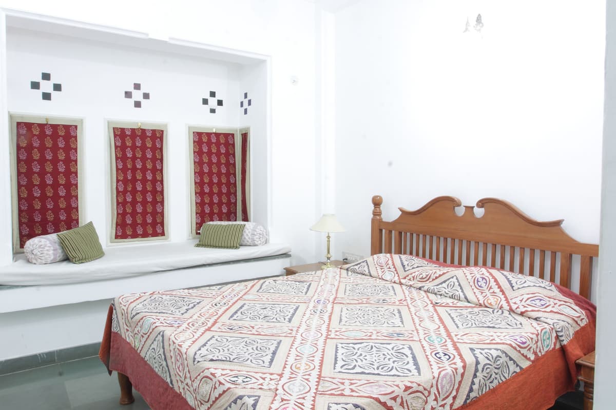 standard room | iron/ironing board, bed sheets