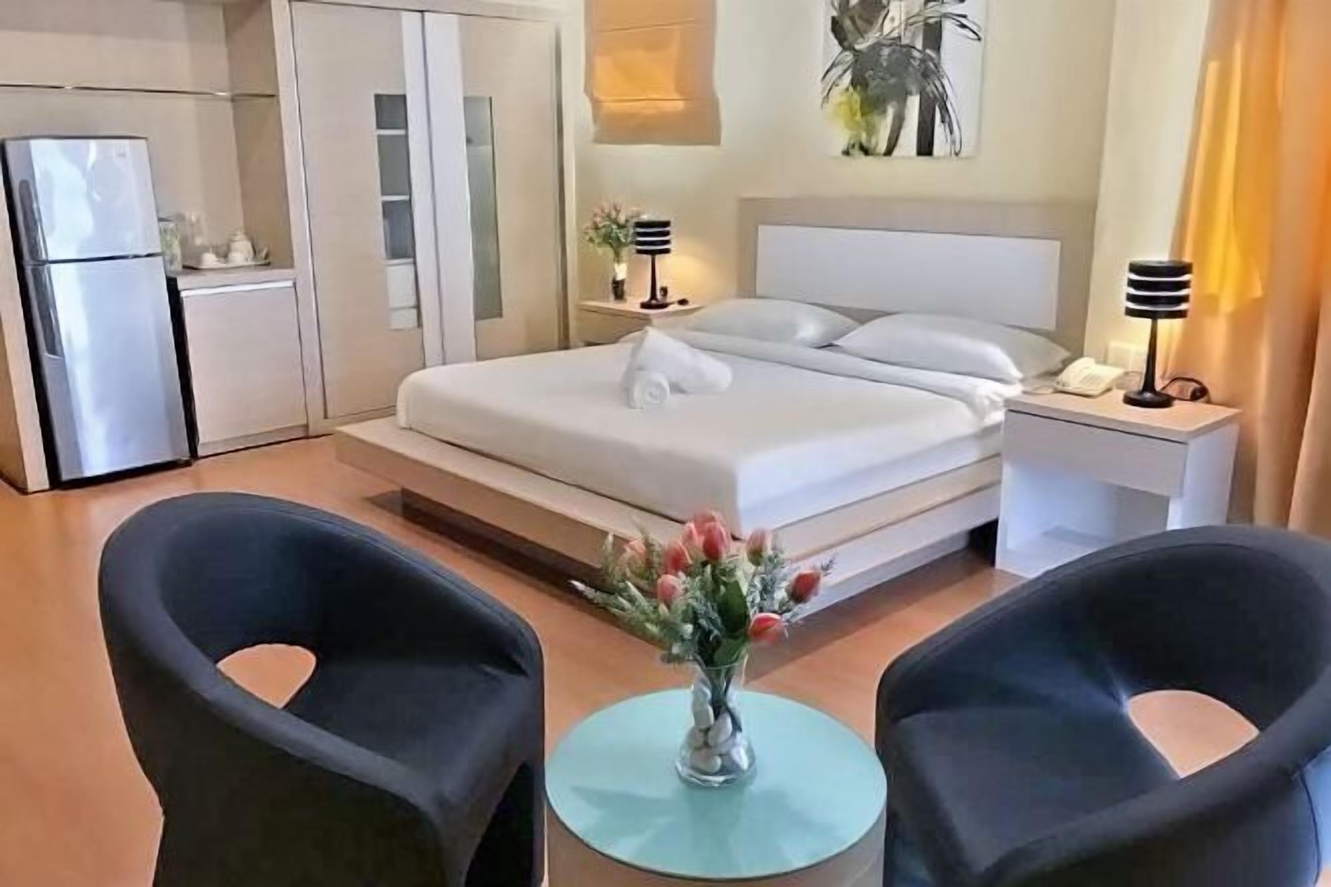 Tallelokero huoneessa, työpöytä, ilmainen Wi-Fi, vuodevaatteet