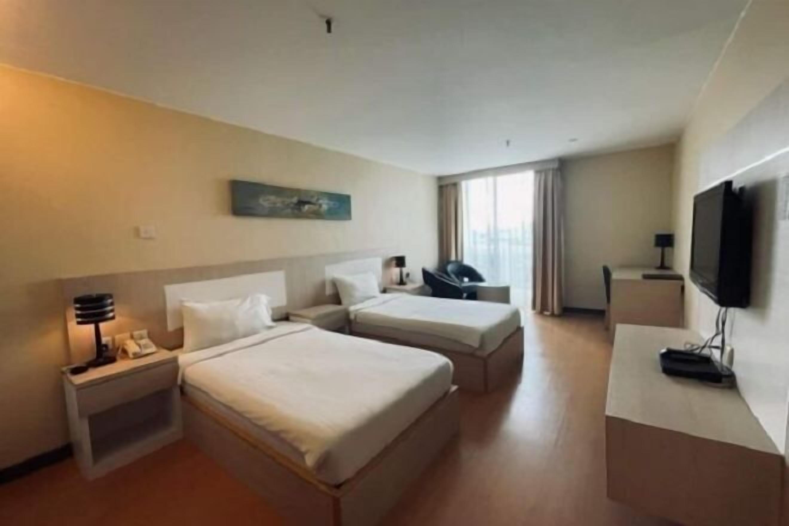 Tallelokero huoneessa, työpöytä, ilmainen Wi-Fi, vuodevaatteet