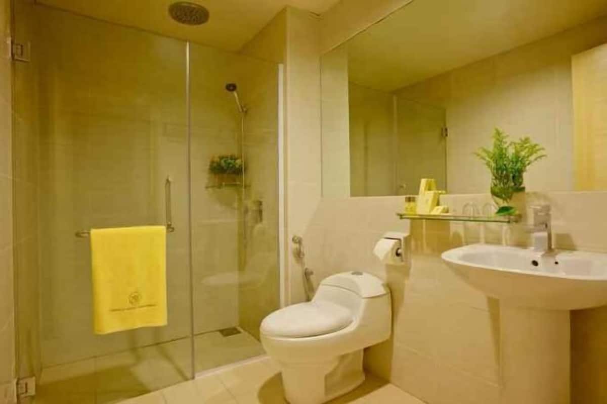 Regadera, amenidades de baño gratuitas, bidet, toallas