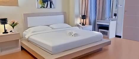 Chambre supérieure double, 1 trÚs grand lit | 1 chambre, coffre-fort, bureau, accÚs au Wi-Fi (inclus)