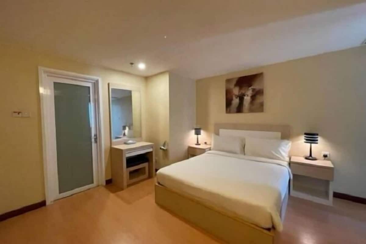 Tallelokero huoneessa, työpöytä, ilmainen Wi-Fi, vuodevaatteet