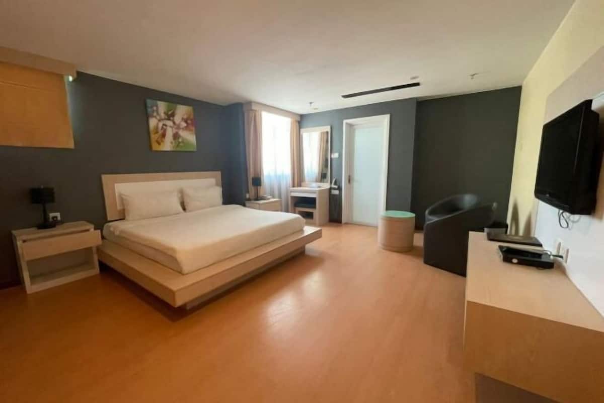 1 habitación, caja de seguridad en la habitación y escritorio