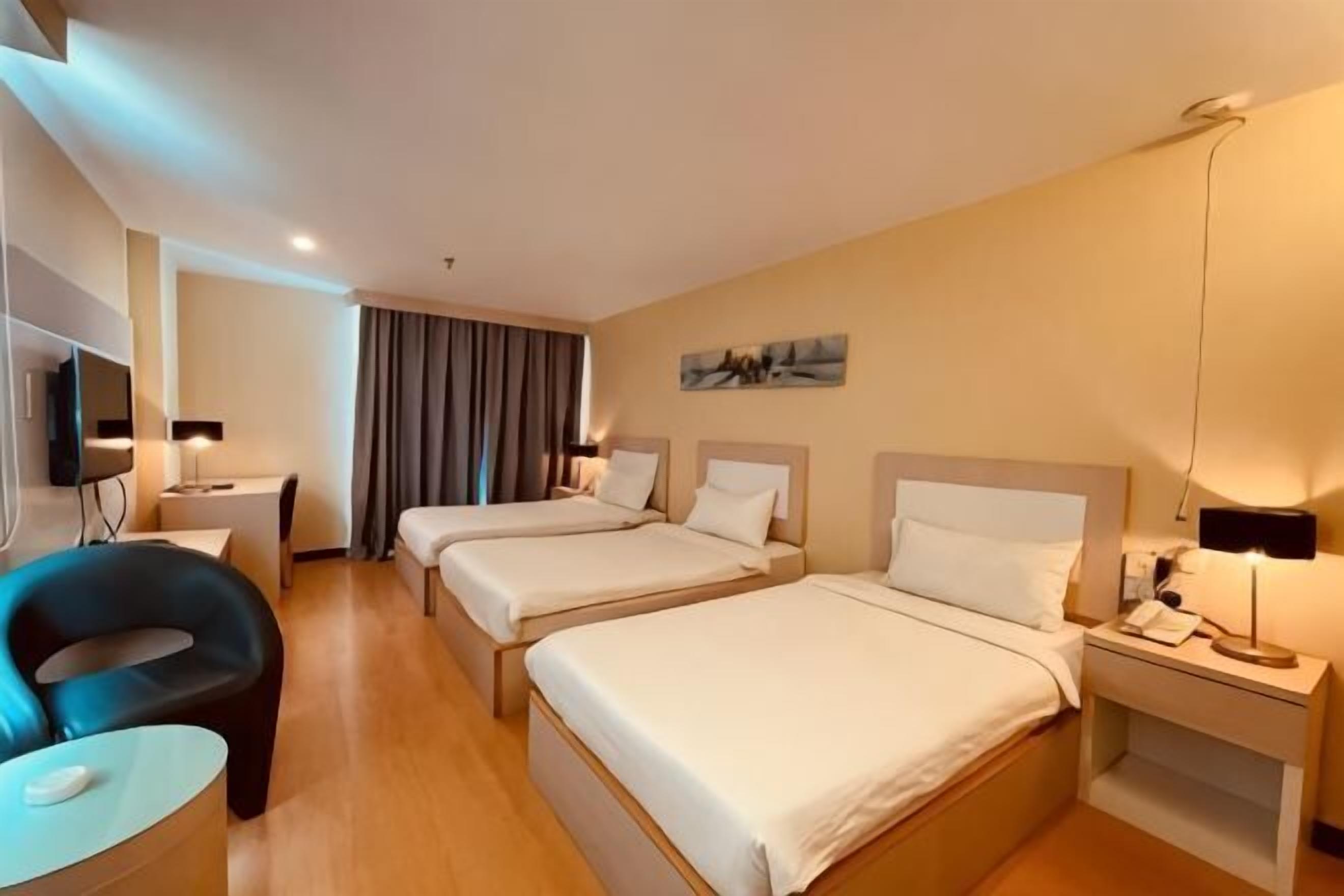 Tallelokero huoneessa, työpöytä, ilmainen Wi-Fi, vuodevaatteet