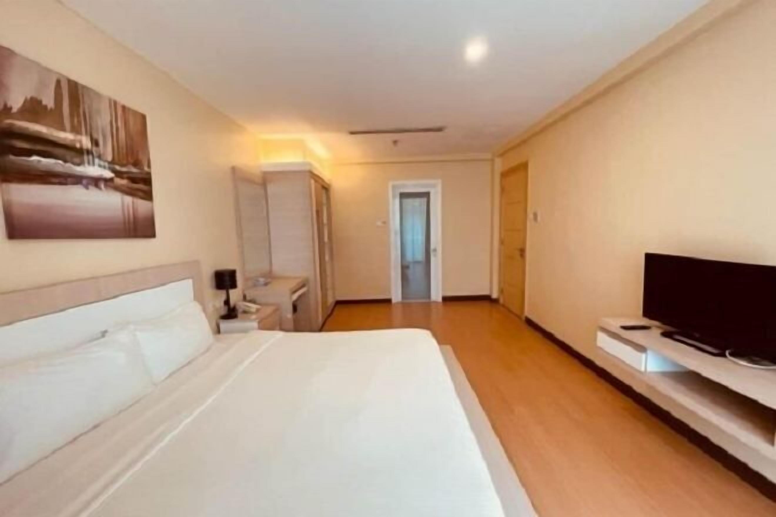 Tallelokero huoneessa, työpöytä, ilmainen Wi-Fi, vuodevaatteet