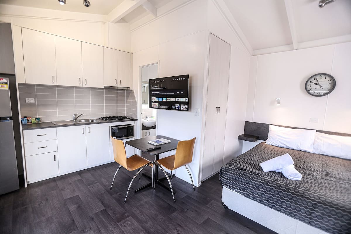 Premium Queen Studio | 2 bedrooms, free WiFi, bed sheets