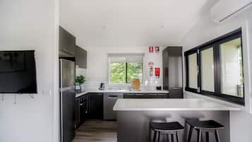 Luxury Two-Bedroom Villa | Oppholdsområde | En 30-tommers LCD-TV med Parabol-TV