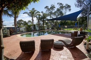 Seasonal outdoor pool - Amaroo Holiday Park (Cowes)