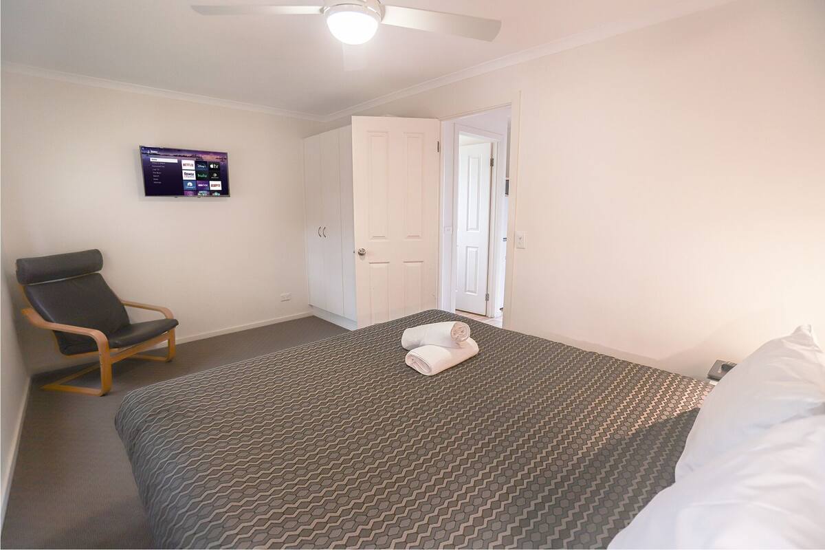 Classic One-Bedroom King Cabin | WiFi (free), bed sheets